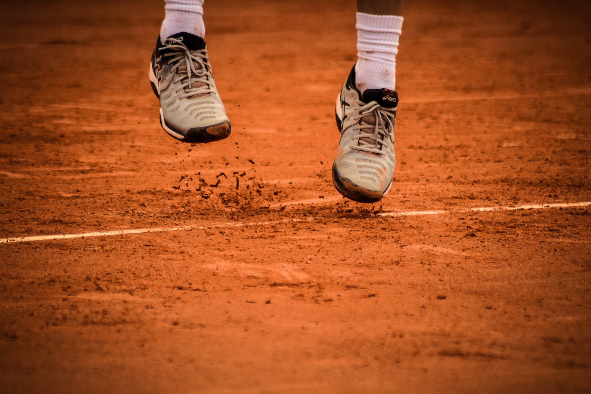 Beinarbeit im Tennis: Split Step, Sidesteps, Kreuzschritte & Fußstellungen verbessern