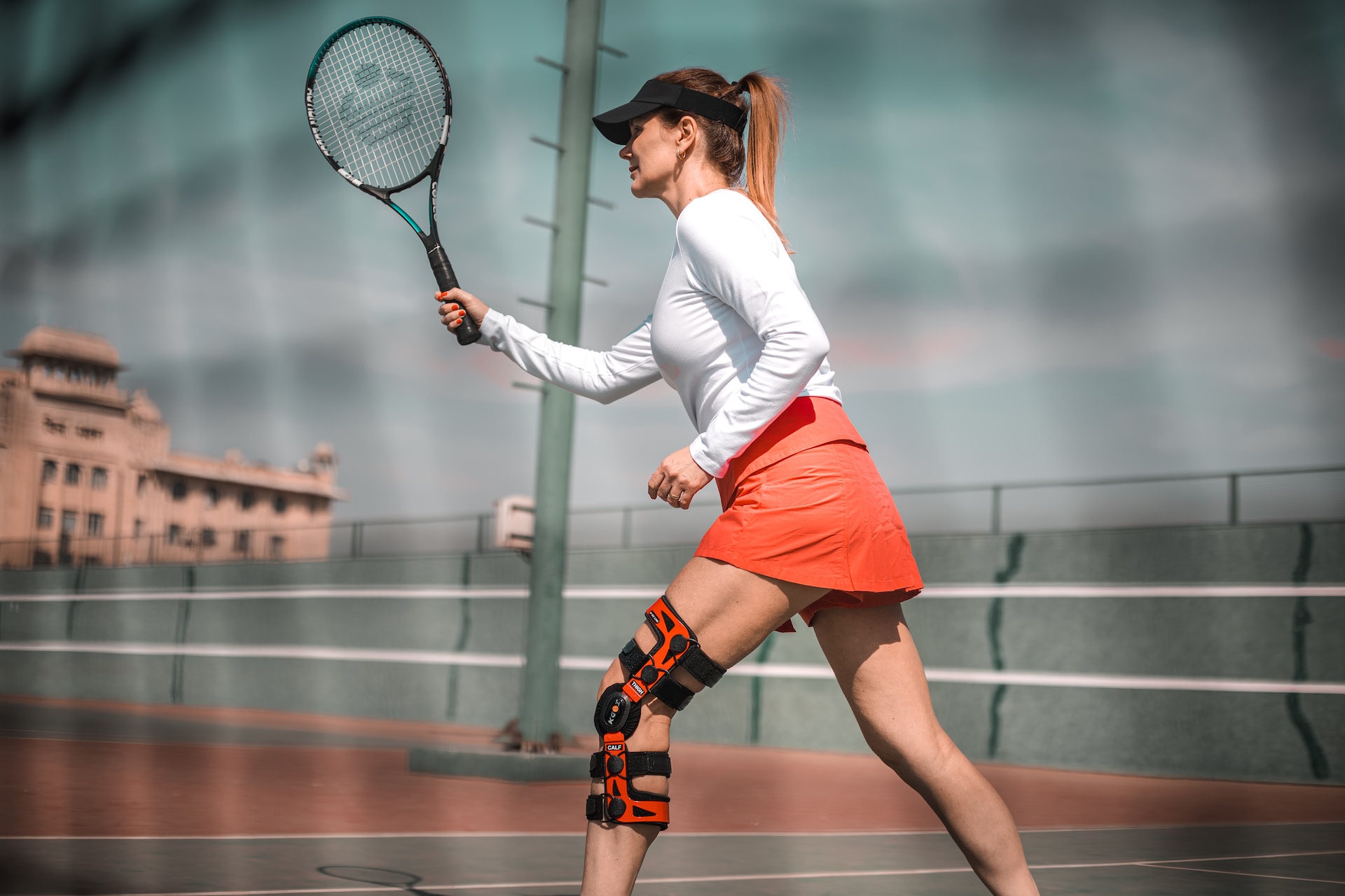 A visual depicting physical strain or injury on a tennis court.